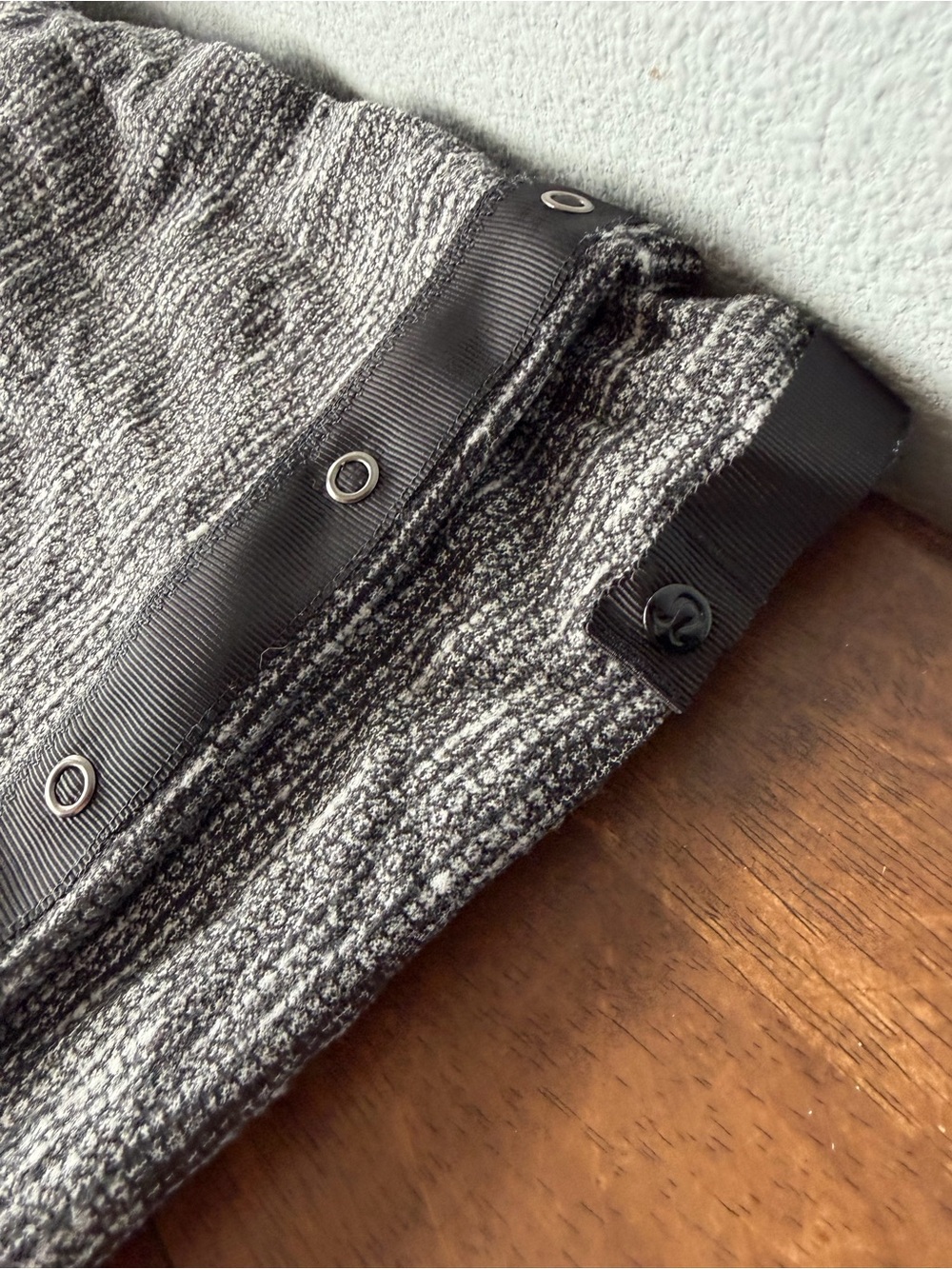 Lululemon heathered black and white Vinyasa snap up Rulu scarf 28” x 59”